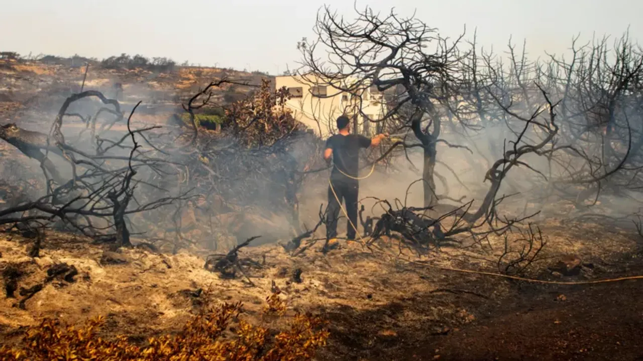 Rodos'taki yangın hâlâ kontrol altına alınamadı: Halk tahliye ediliyor!