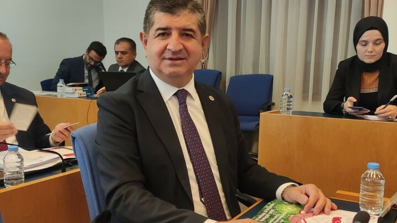 Cavit Arı'dan torba kanun teklifine tepki: "AKP'li belediyelere avantaj sağlama düzenlemesidir"