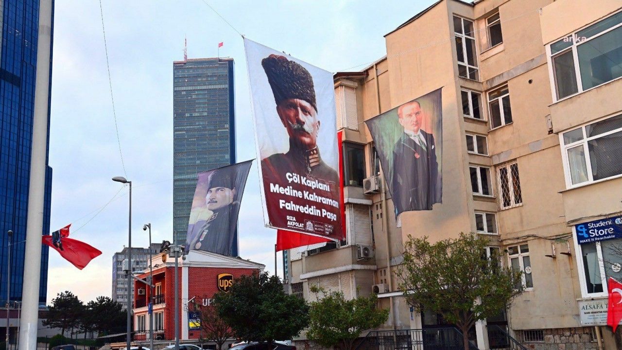 Akasyalı Sokak Atatürk, Fahreddin Paşa görselleri ve Türk bayraklarıyla donatıldı