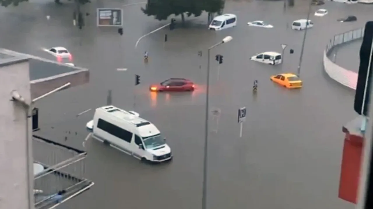 Antalya felaketi yaşadı... Sağanak yağış ve dolu kenti vurdu...