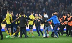 Trabzon'da Fenerbahçeli futbolculara saldırı...Taraftarlar sahaya indi