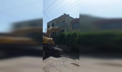 Hasarlı Binanın Yıkımı Sırasında Elektrik Direği Devrildi