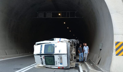 Artvin'de minibüs devrildi: 11 kişi yaralandı