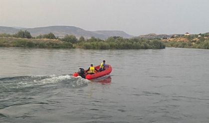 Nehirde balık tutarken mahsur kaldılar!