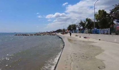 Şarköy'de olumsuz hava şartları nedeniyle denize girmek yasaklandı