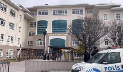 Ali Kurama’nın ölümüne sebebiyet verdikleri iddiasıyla 2 polisin yargılandığı davada aileler arasında tartışma yaşandı
