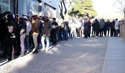 Eksi 3 derecede ucuz kıyafet kuyruğu