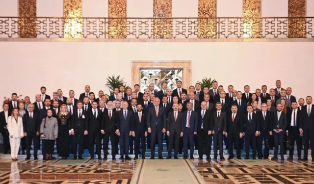 Kamuyu zarara uğratmaktan ceza aldı, hâlâ görevine devam ediyor