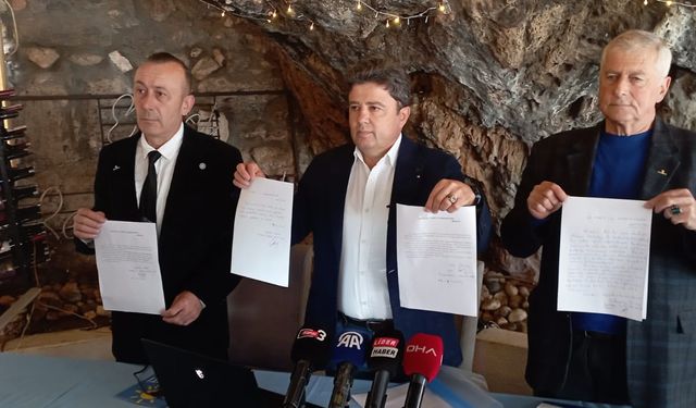 Antalya İYİ Parti'de istifa şoku...Yönetim Kurulu  üyeleri toplu istifa etti...