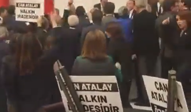 CHP'li vekil, Yargıtay kararını okutan Bekir Bozdağ'a "ANAYASA" fırlattı...İşte o görüntüler