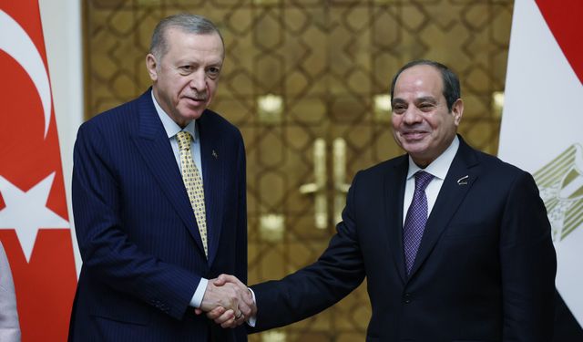 Erdoğan 12 yıl sonra Mısır’da... Sisi karşıladı