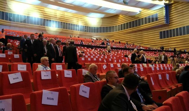İYİ Parti Olağanüstü Kurultayında genel başkan seçimi için delegeler oy kullanmaya başladı
