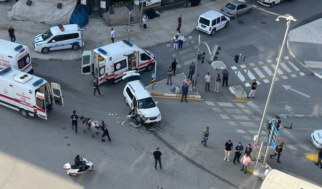 Çorum'da halk otobüsü ile hafif ticari araç çarpıştı: 7 yaralı