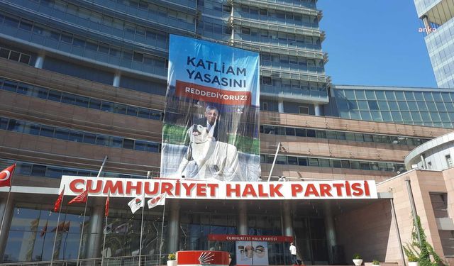 CHP Genel Merkezi'ne "Katliam Yasasını Reddediyoruz" yazılı pankart asıldı