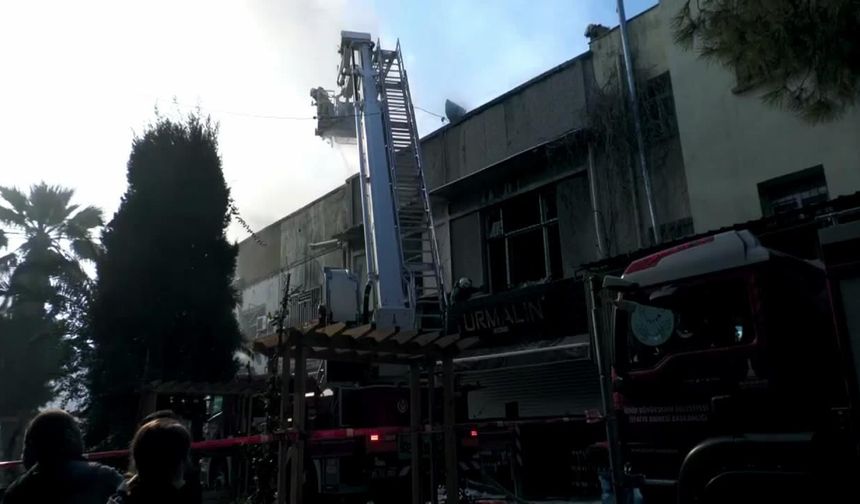İzmir'de tarihi çarşıda korkutan yangın