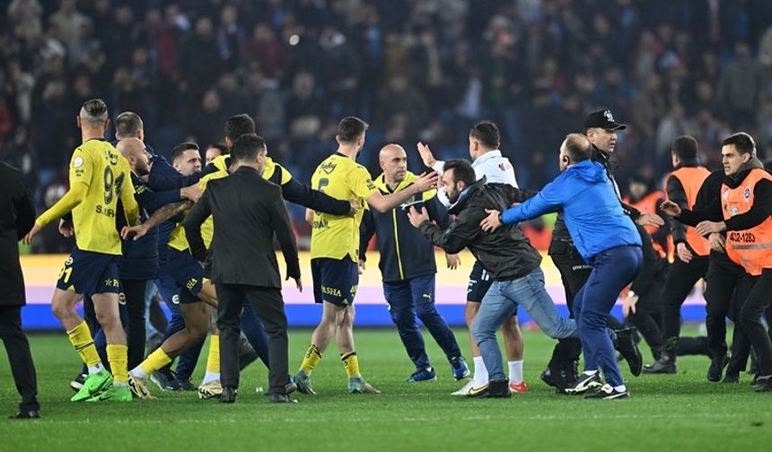 Trabzon'da Fenerbahçeli futbolculara saldırı...Taraftarlar sahaya indi
