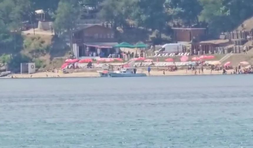 Sinop'ta tekne alabora oldu, vatandaşlar kendi imkanlarıyla kıyıya yüzdü